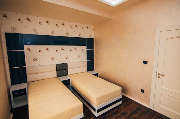 Foto el dormitorio en las mesitas de noche del armario de la cama del apartamento