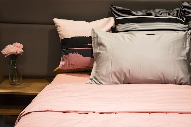 Foto dormitorio moderno con ropa de cama rosa