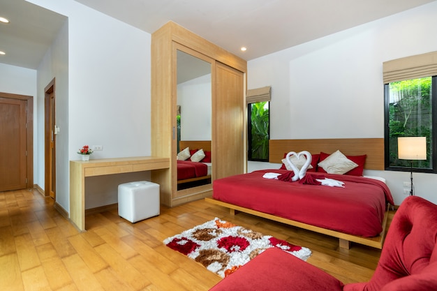 Dormitorio moderno y sofá rojo.