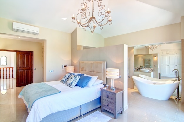 Dormitorio con muebles y baño decorativo.