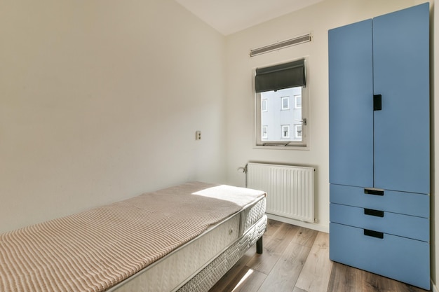 Dormitorio pequeño con muebles de madera.