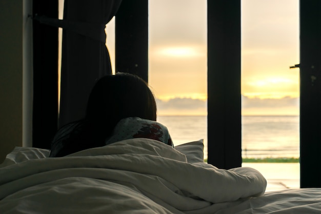 Dormitorio y vista al mar una mujer sol de mañana.