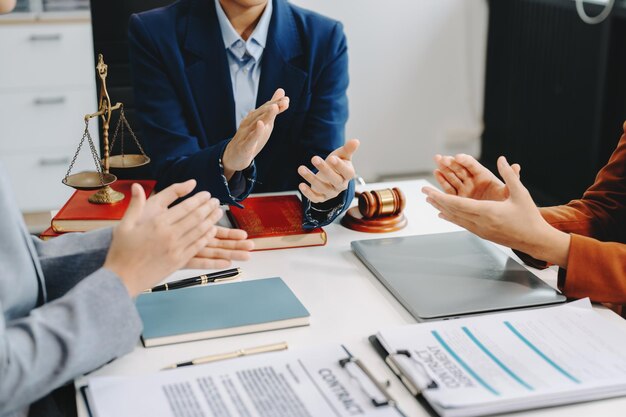 Dos abogados están discutiendo sobre el contrato, el papel, los asuntos legales, la determinación, el punto de ley.