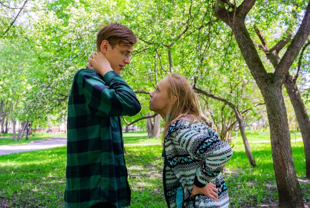 Dos adolescentes se comunican y discuten al aire libre en el parque.