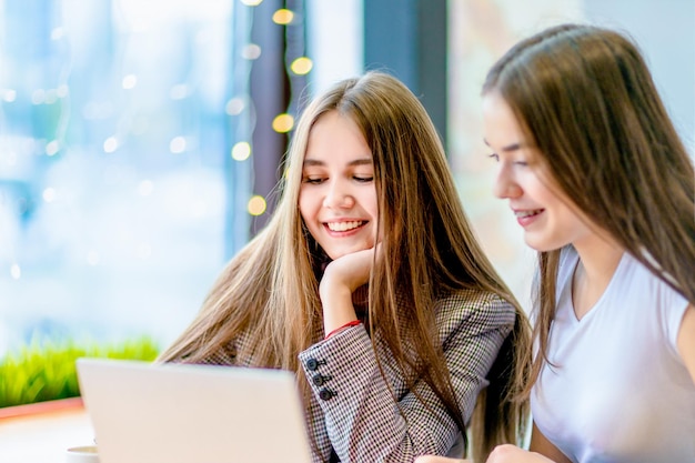 Dos adolescentes en una reunión amistosa en un café.