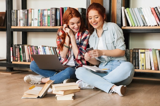 Dos adolescentes riendo