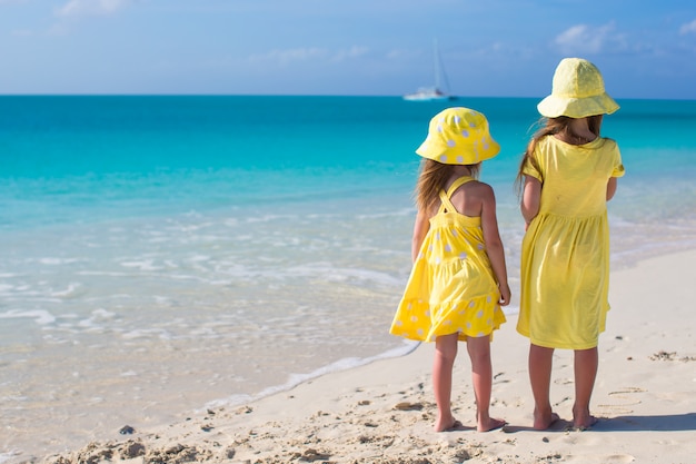Dos adorables niñas en vacaciones caribeñas