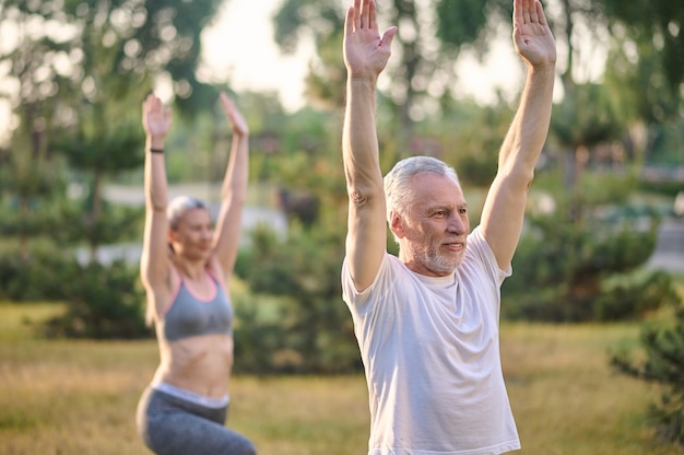 Dos adultos maduros deportivos haciendo ejercicio en el parque