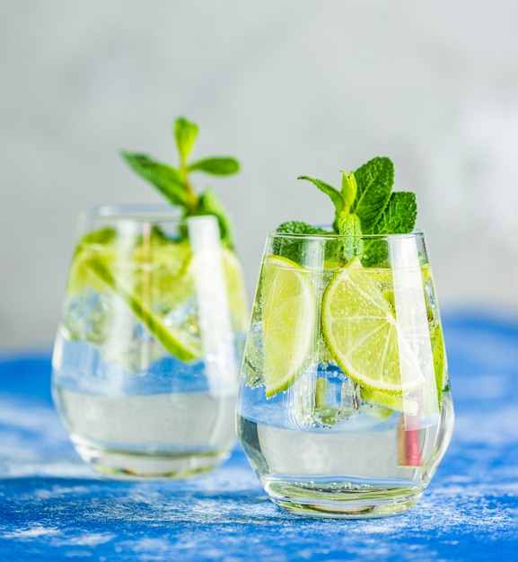 Dos aguas detox o mojito Bebidas refrescantes de verano con menta Bebidas refrescantes y jugos de frutas jugosas y menta Un nuevo tipo de mojito con kiwi, lima y menta y, por supuesto, hielo