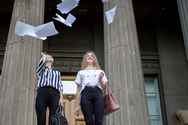 Dos alumnas felices aprobaron los exámenes y se fueron de casa a la escuela