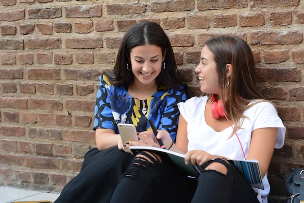 Foto dos alumnas se preparan para los exámenes.