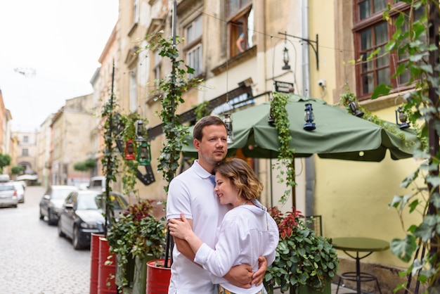 Dos amantes se abrazan en las calles de la ciudad vieja durante una cita.