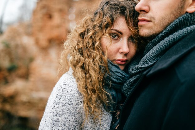 Dos amantes al aire libre de pie mejilla a mejilla