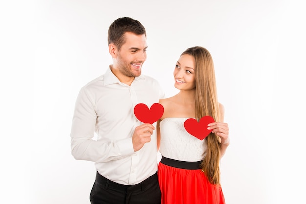 Foto dos amantes con corazones de papel rojo