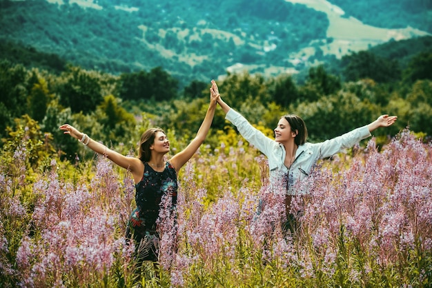 Dos amiga despreocupada mujer lesbiana fondo de paisaje de parque soleado