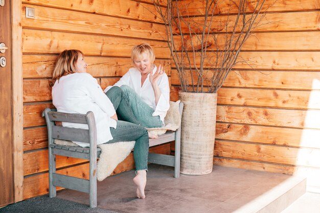 Dos amigas de 55 años están hablando y divirtiéndose juntas, foto