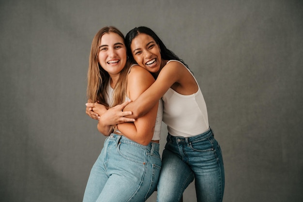 Foto dos amigas abrazándose, riendo y divirtiéndose