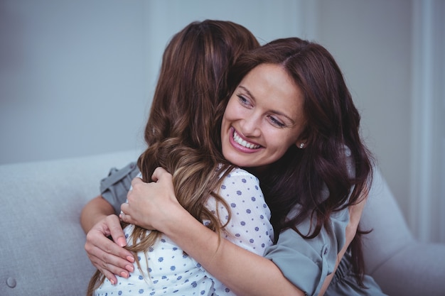 Foto dos amigas abrazándose