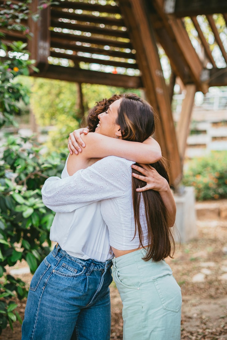 Foto dos amigas abrazándose