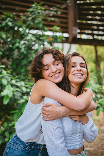 Foto dos amigas abrazándose