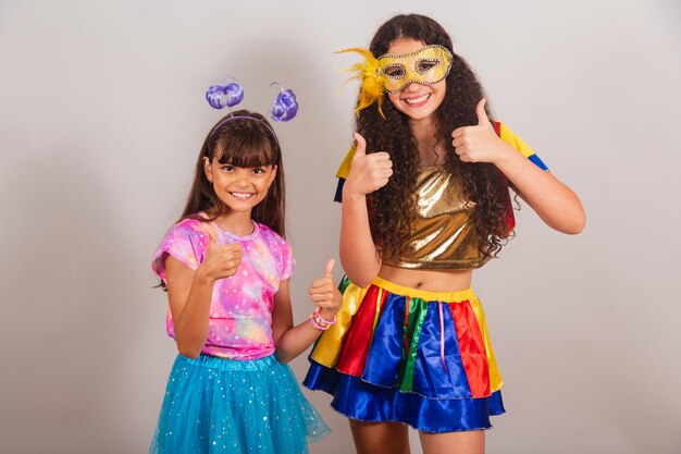 Dos amigas brasileñas vestidas con ropa de carnaval como signo