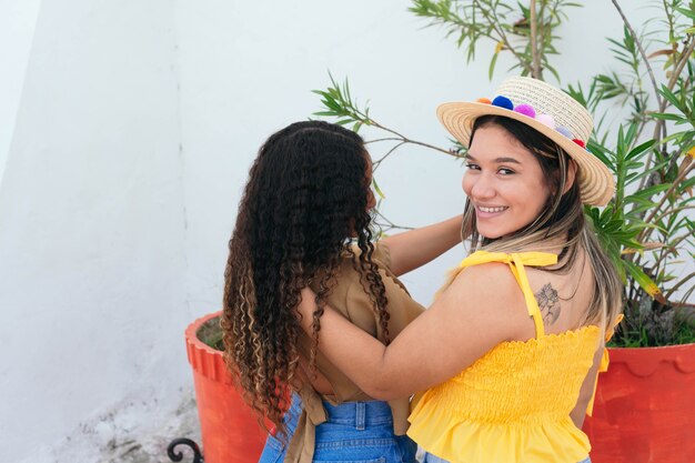 Dos amigas caminando por la calle