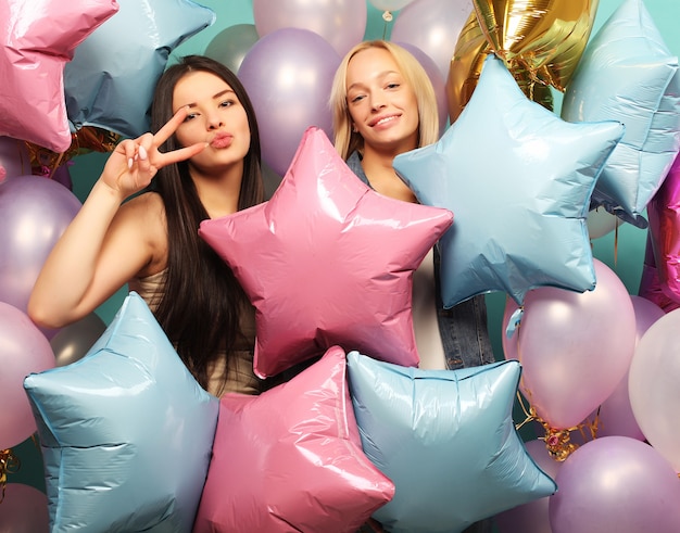 dos amigas con coloridos globos de aire