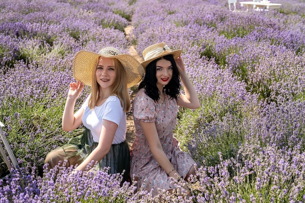 Dos amigas se divierten en un campo de lavanda.