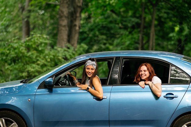 Dos amigas se divierten y se ríen juntas en un auto