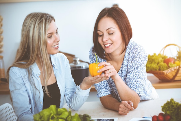 Dos amigas eligen la receta y los ingredientes para una comida deliciosa