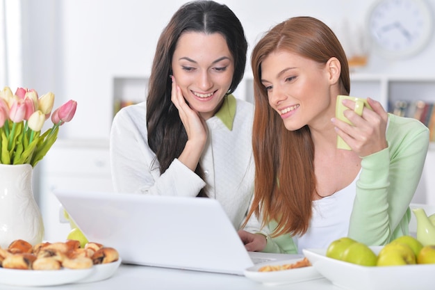 dos amigas en el escritorio