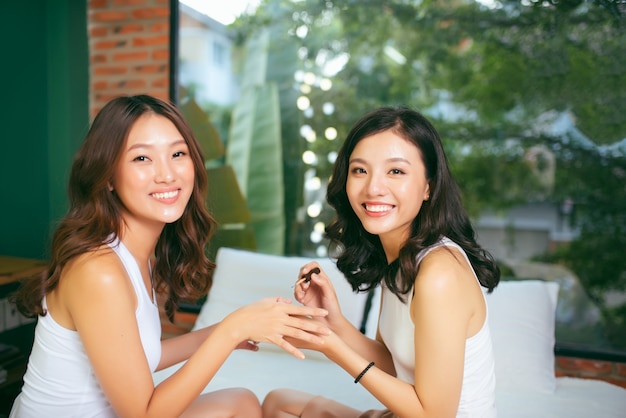 Dos amigas hacen una manicura. El concepto de cuidado de las manos.