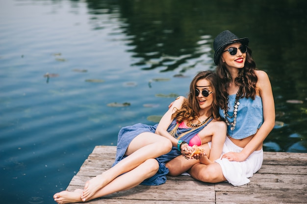 Dos amigas hermosas en el muelle