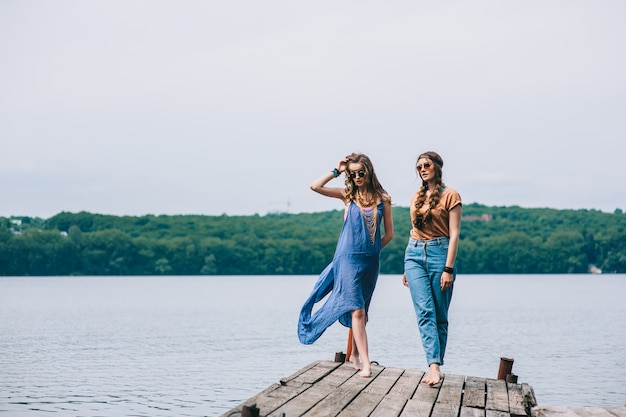 Dos amigas hermosas en el muelle