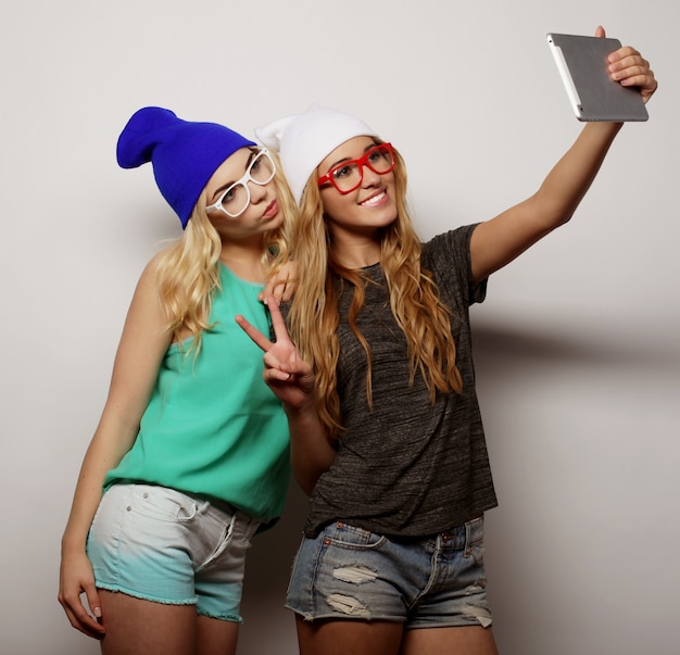 Dos amigas hipster tomando selfie