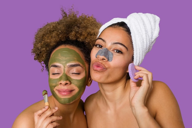 Dos amigas se miman con tratamientos faciales para un relajante día de spa en casa