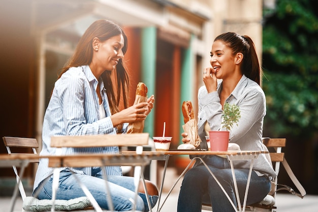 Dos Amigas Pasando Buen Tiempo Al Aire Libre Comiendo Sándwiches