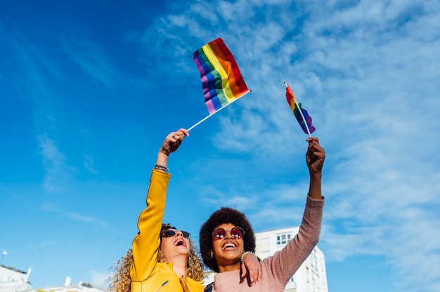 Dos amigas pasando el rato en la ciudad saludando a LGBT