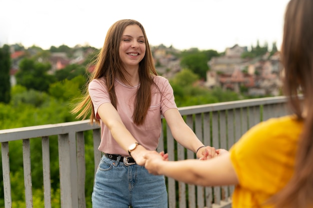 Foto dos amigas pasar tiempo juntos al aire libre