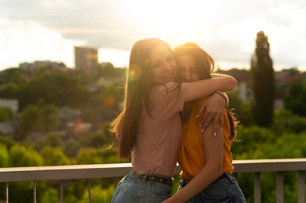 Foto dos amigas pasar tiempo juntos al aire libre