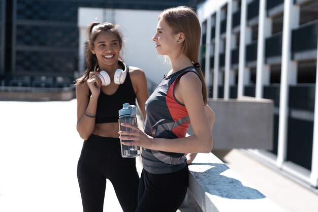 Dos amigas se relajan después de correr en la ciudad.