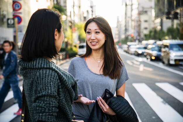 Dos amigas reunidas en Tokio