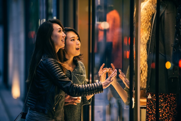 Dos amigas reunidas en Tokio