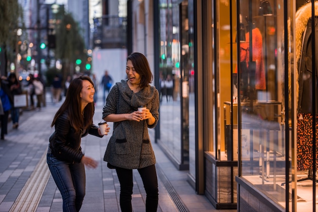 Dos amigas reunidas en Tokio