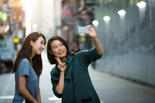 Dos amigas reunidas en Tokio