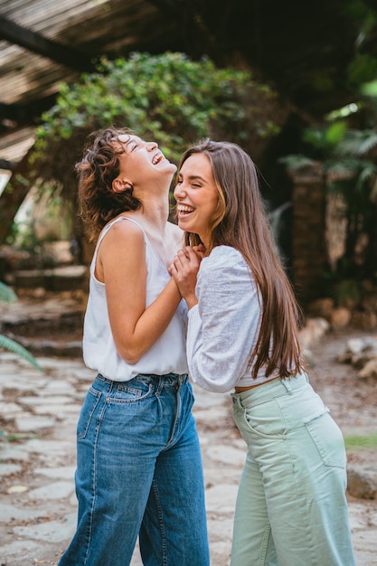 Dos amigas riendo