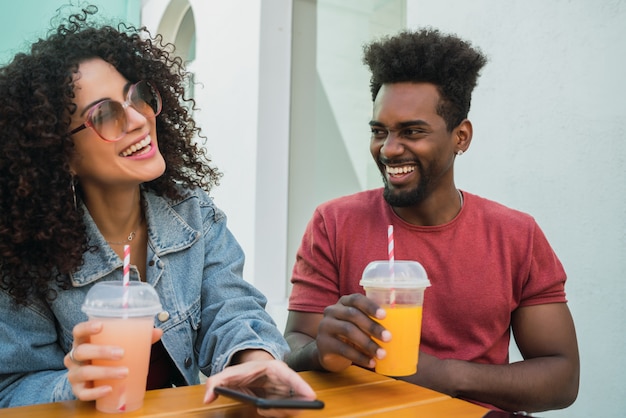 Dos amigos afro divirtiéndose juntos.