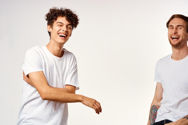 Foto dos amigos con camisetas blancas juntos emociones de estilo de vida divertidas foto de alta calidad