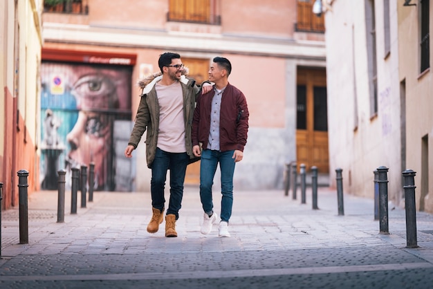 Dos amigos divirtiéndose en la ciudad.