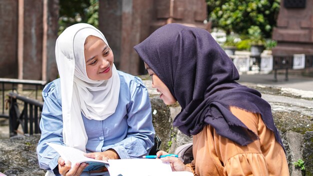 Dos amigos estudiante mujer asiática discutiendo